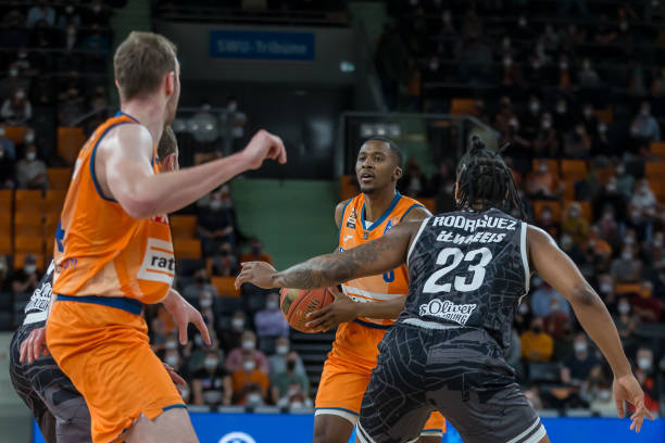 主背后的深 主背后的深