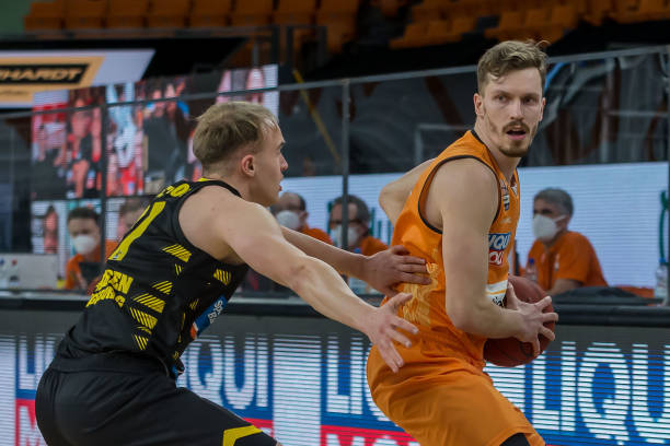 均值略低于 均值略低于